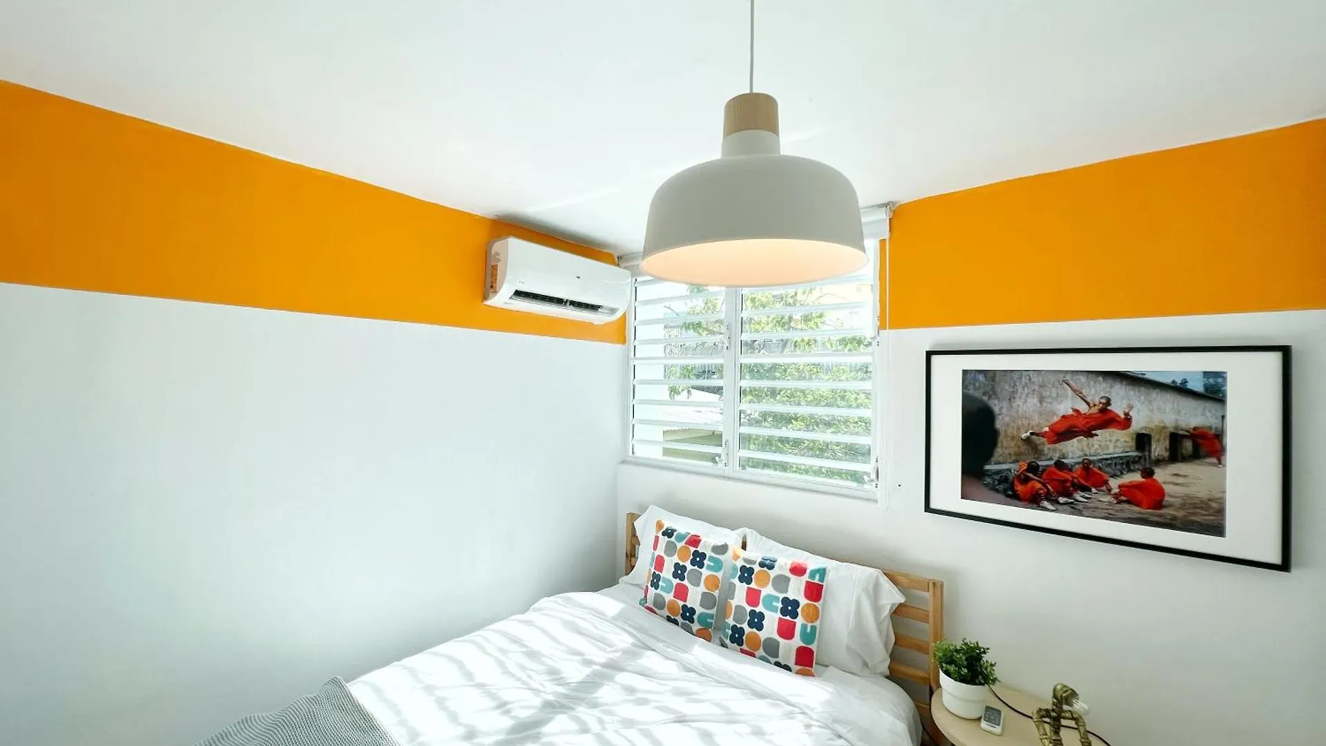 Spacious 2 Bedroom In San Juan+Parking - Steps To Beach Dom wakacyjny