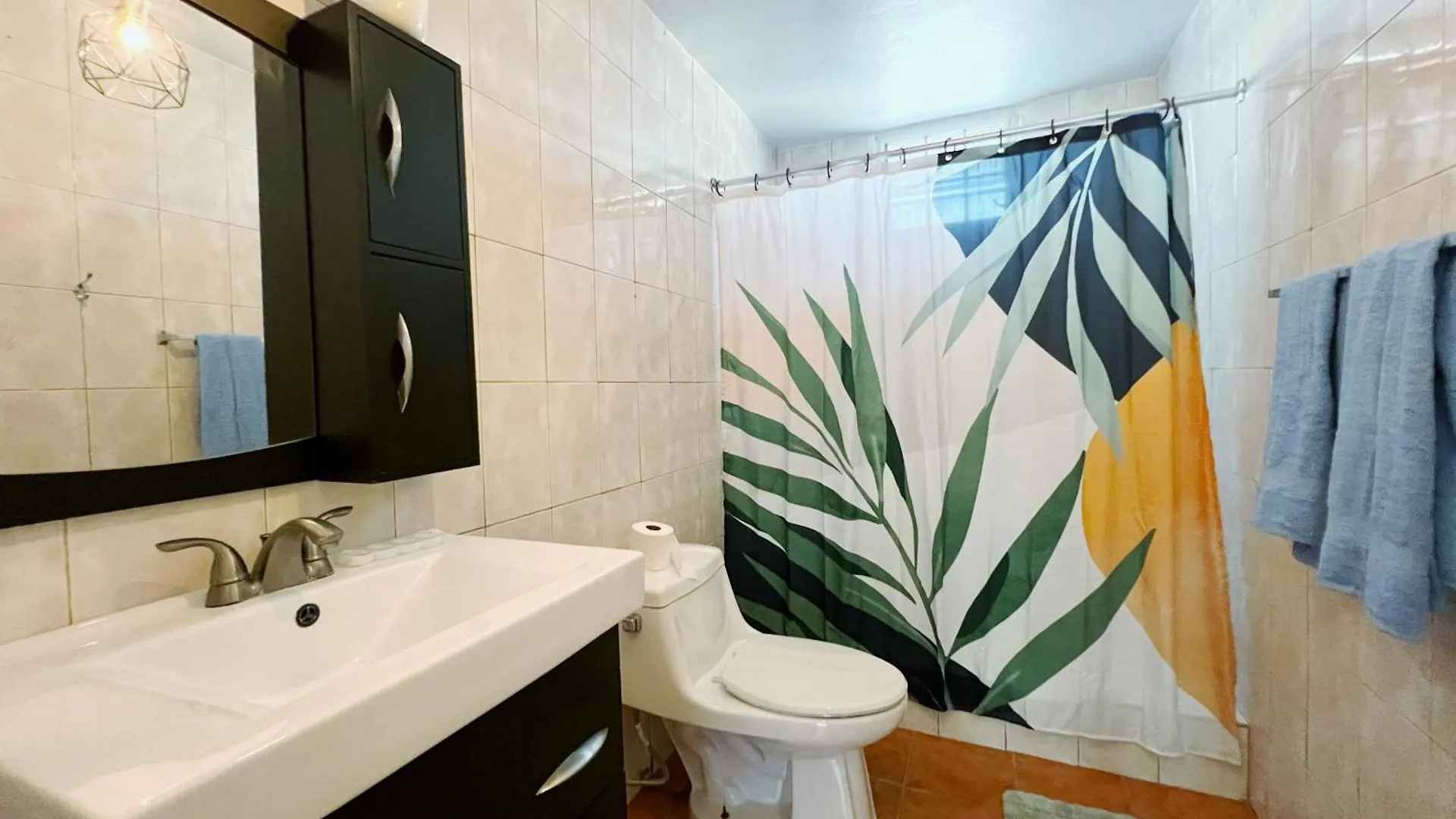 Spacious 2 Bedroom In San Juan+Parking - Steps To Beach 0*,  Portoryko